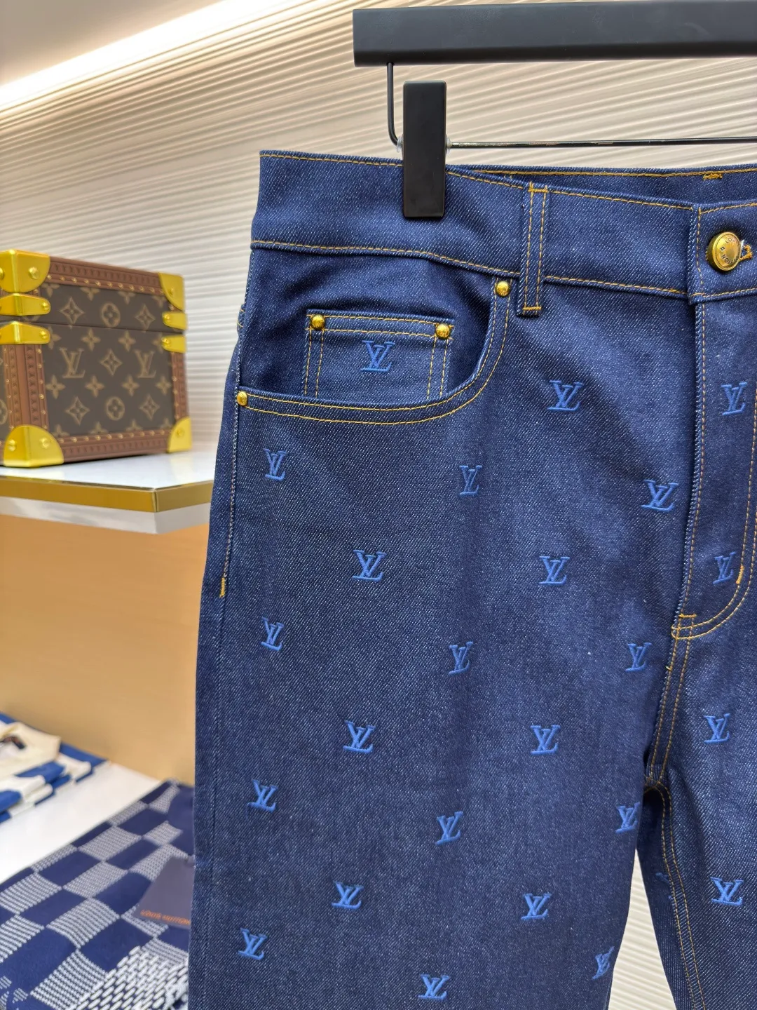 LOUIS VUITTON embroidered logo jeans ●Authentic product: purchased and developed by 15939 ●Item number: 1680014-B60 ●Fabric: denim fabric ●Technology: embroidery production ●Version: fitted version ●Weight: about 1145 grams ●Size: 30-32-34-36 ●Description: The fabric is made of 430g denim fabric, which feels breathable and comfortable after washing. Every detail is customized by YB, with matching patterns, custom hardware buttons, and leather tags that are highly restored, comparable to the original ones. It can be matched with the same style to create a fashionable look, and can be used in various occasions. Customized accessories, complete with three standards, same style for men and women!